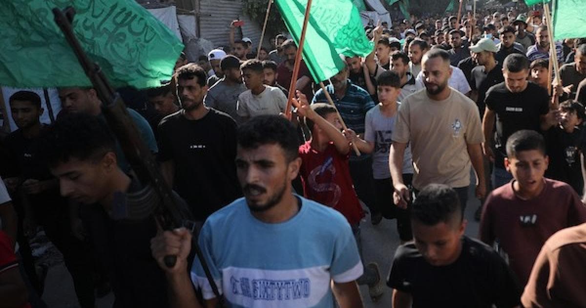 فلسطينيون يودعون شهيد نُصيرات