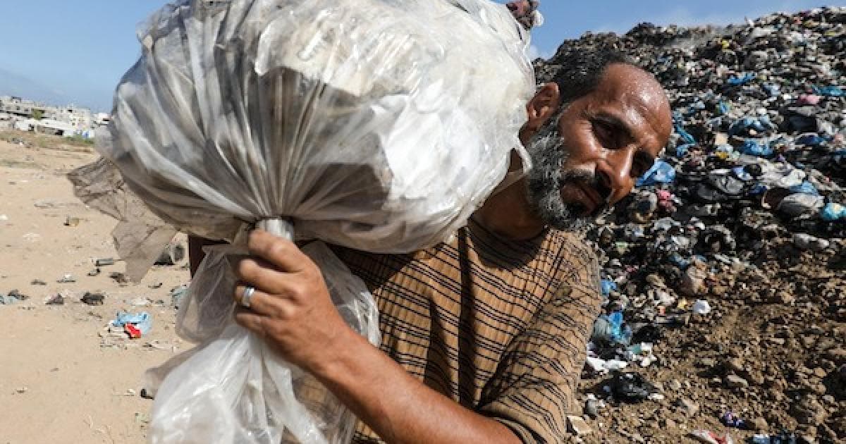 محمد الطرابيش يبحث عن مواد للطهي في مخيم البريج غ 중قطاع غزة