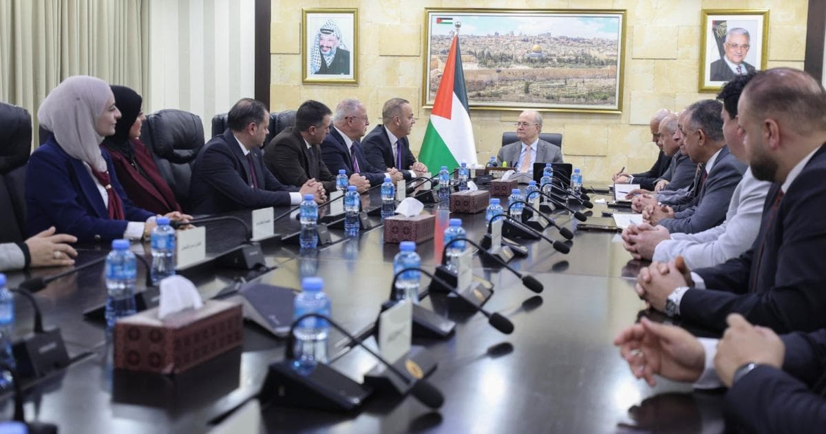 مصطفى يلتقي وفد بلدية الخليل ويحدد أولوياتها