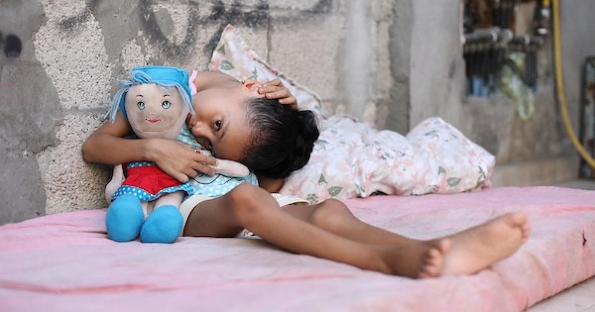 طفلة غزة تعاني من آثار الحرب