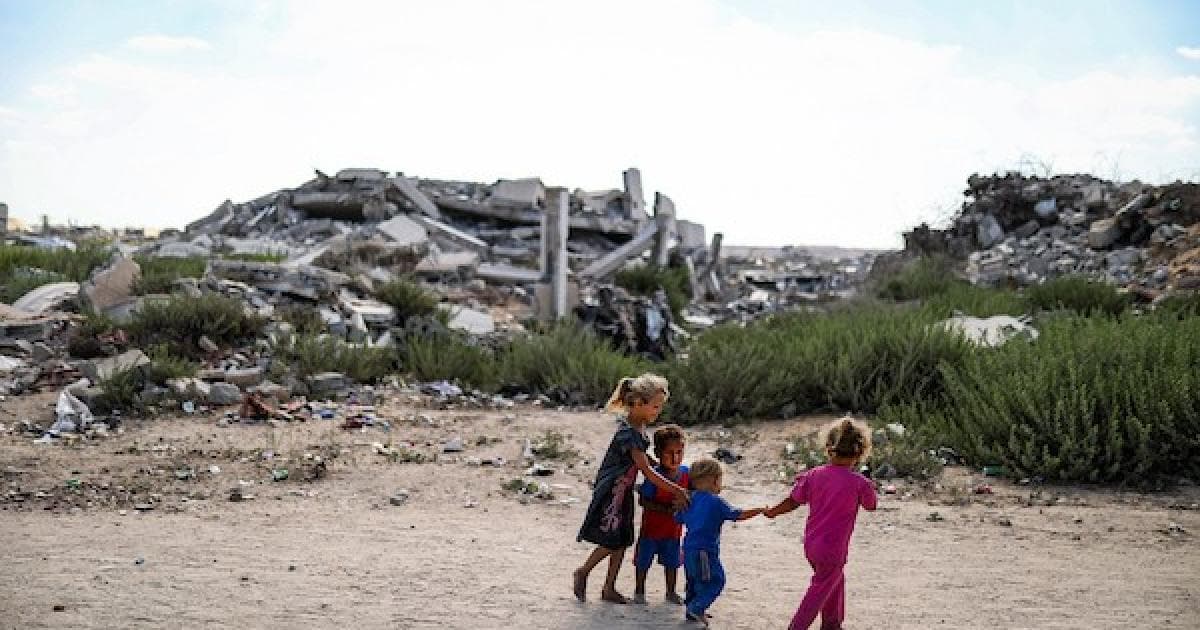 Displaced residents in Al-Zaytoun remain near destroyed homes