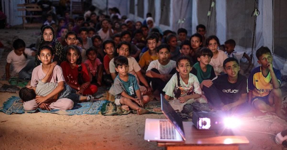 رسوم متحركة تخفف أعباء أطفال النصيرات