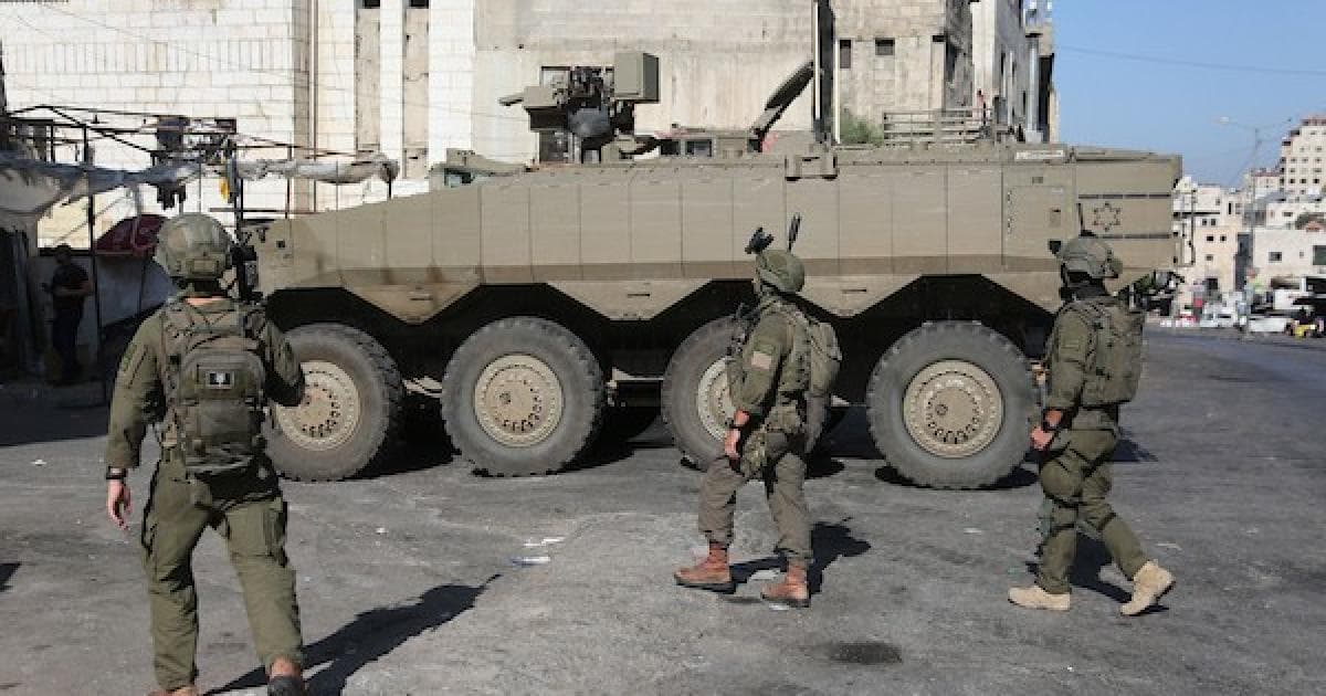 حصار المدرعات يشن فجرًا على مخيم العين