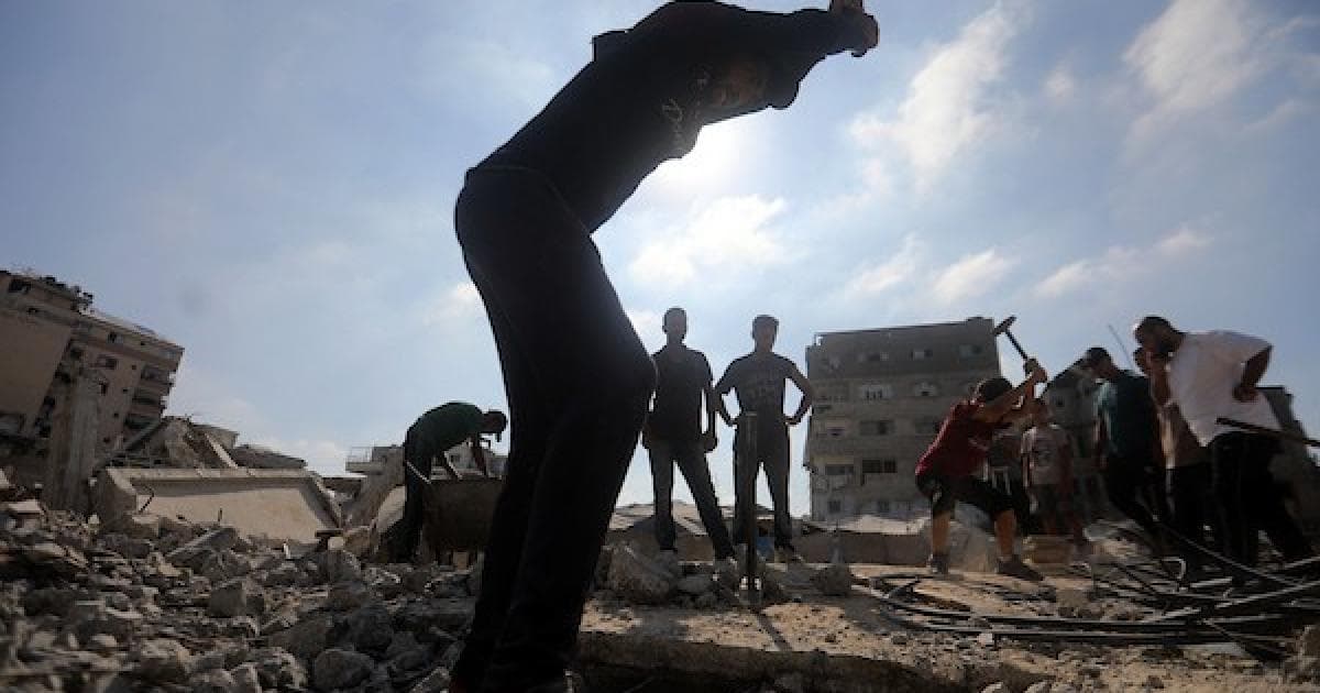 Palestinians clear debris in Gaza for shelter