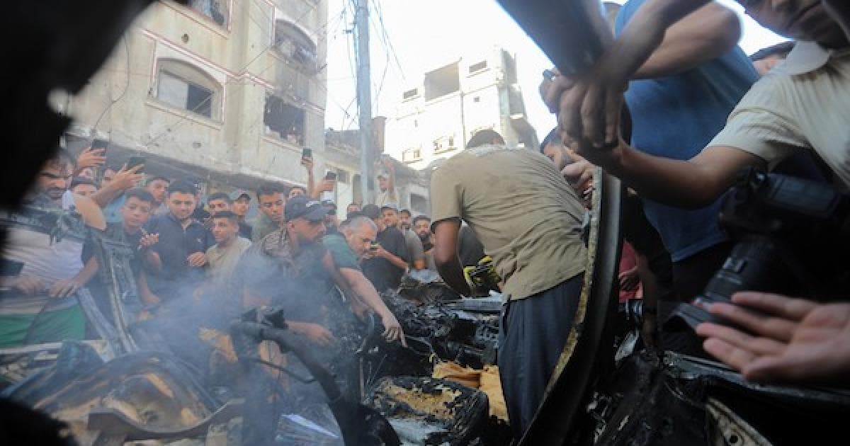فلسطينيون يراقبون غارة في غزة