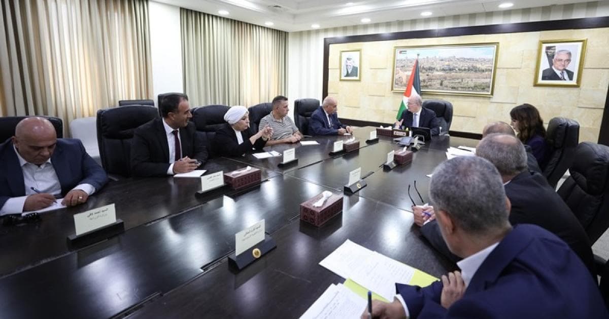 Mustafa reviews job expansion with Palestinian Employment Fund