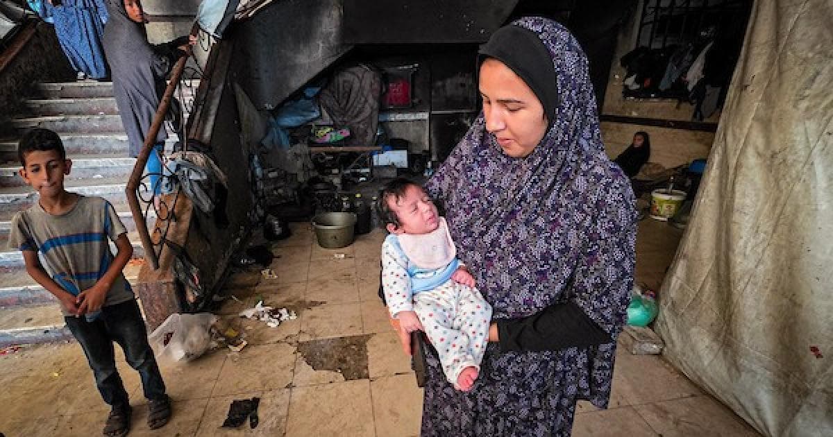 تسرب مياه الصرف من مركز إيواء في خان يونس