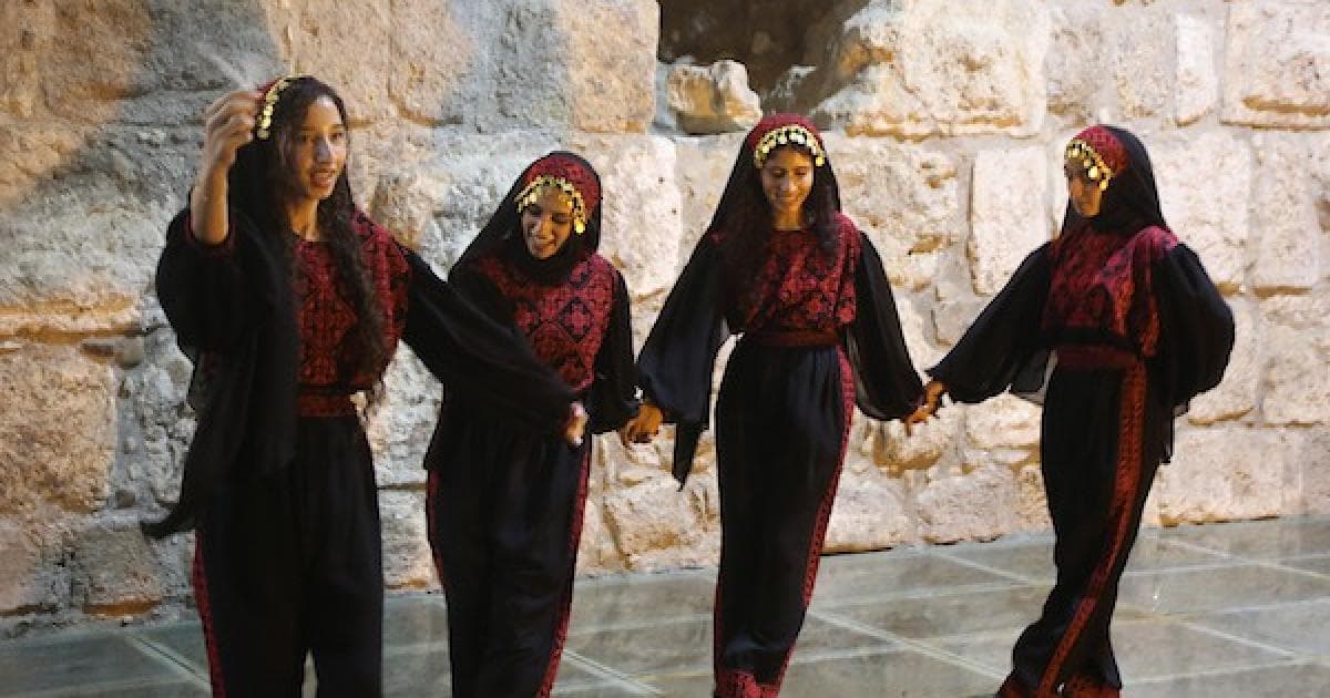 فتيات فلسطينيات بأزياء تقليدية في سبسطية