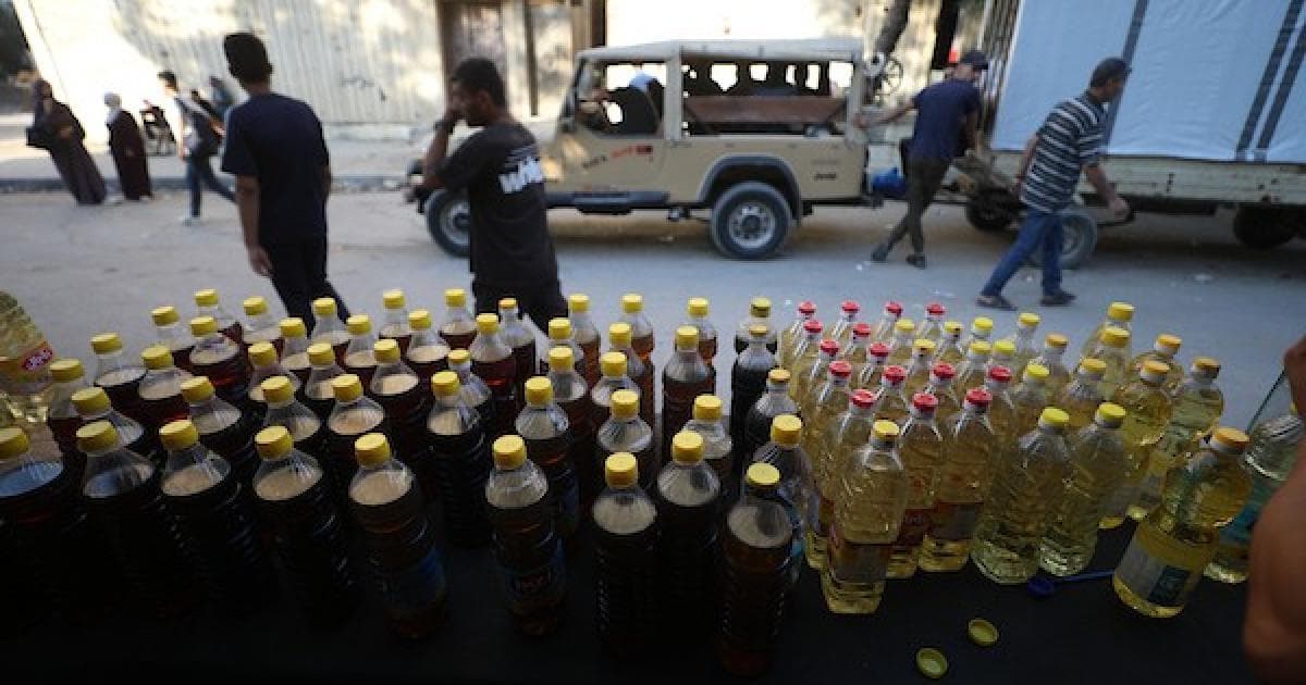 عمال فلسطينيون يصنعون وقودا من نفايات البلاستيك