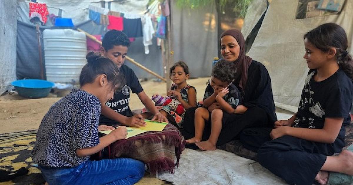أطفال فلسطينيون يعرضون مواهبهم في خيمة نازحين بخان يونس