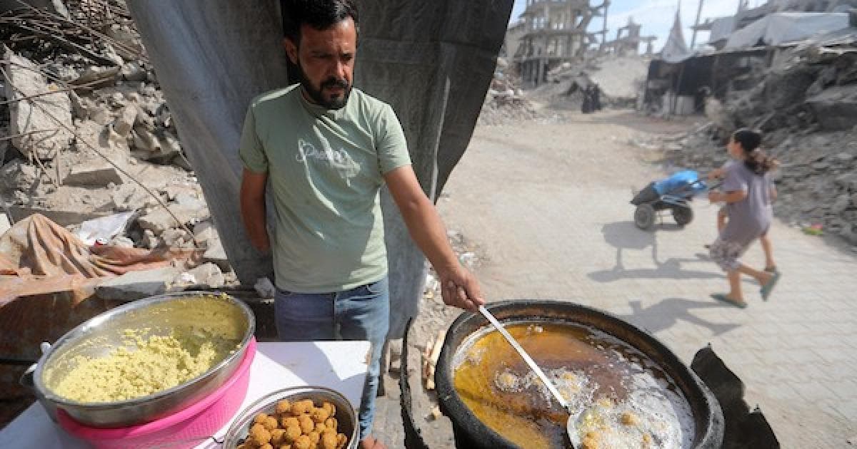 محمد يعود لرزقه من جباليا
