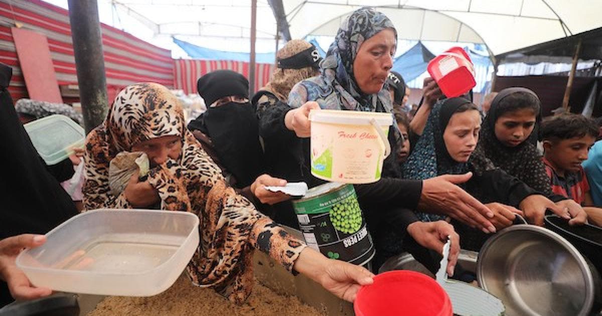 Gaza refugees queue for meals amid crisis