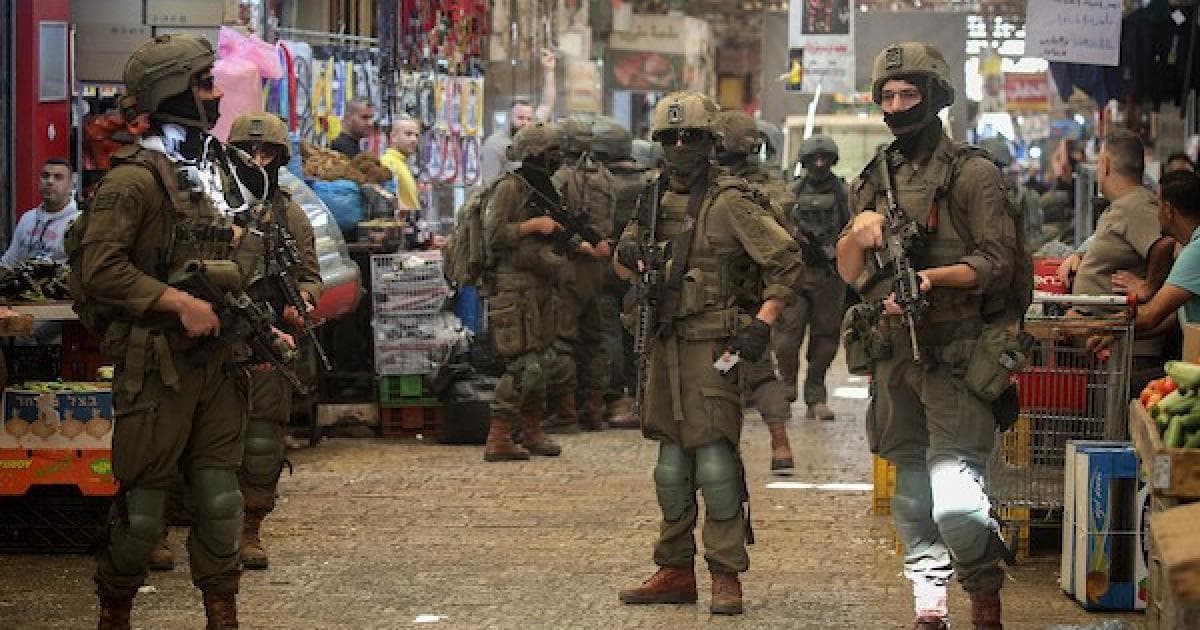 إغلاق واعتداءات في الضفة وفتح الأقصى