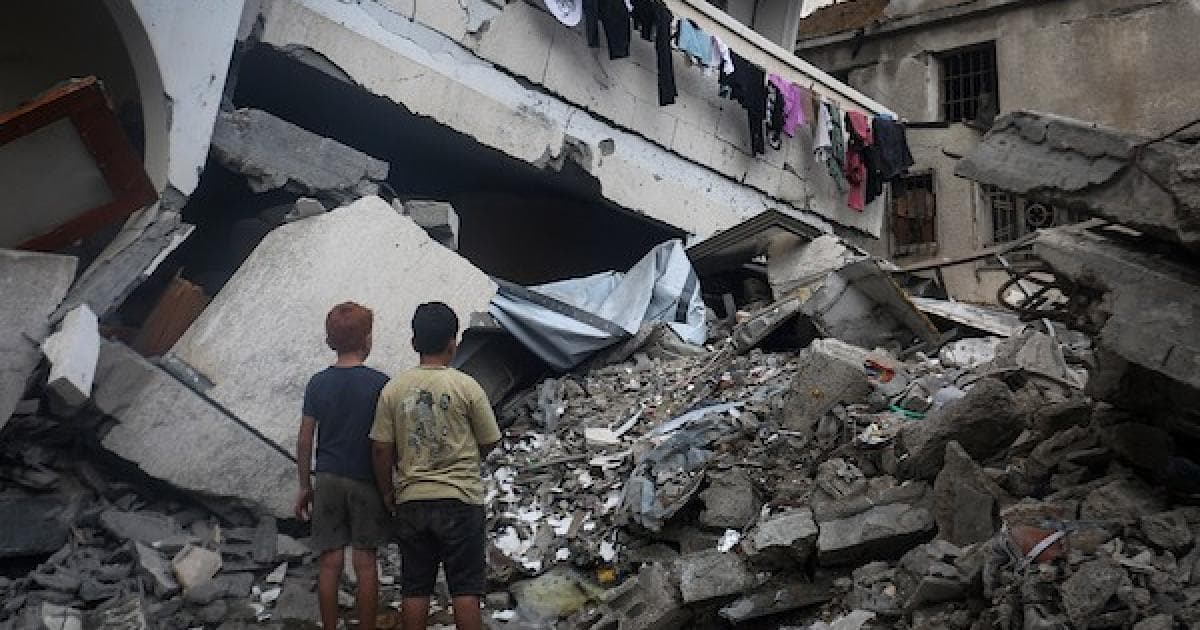 فلسطينيون يبحثون عن ممتلكاتهم بعد قصف ليلي بغزة