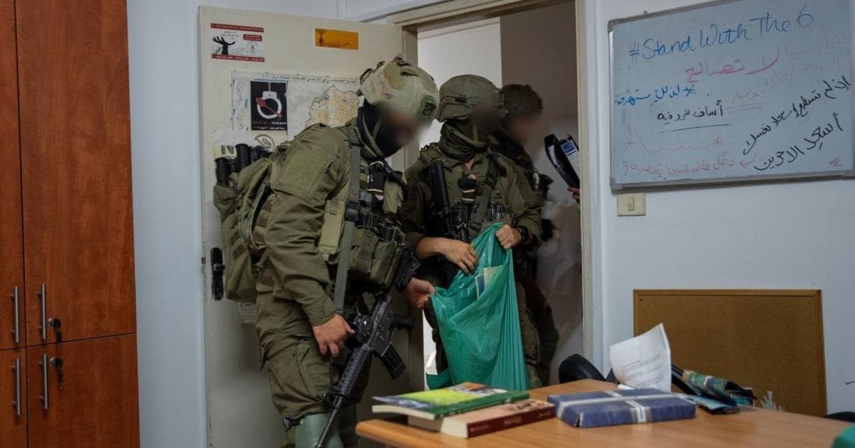 الاحتلال يعتقل فلسطينيين ويصادر مؤسسات في رام الله ويطا