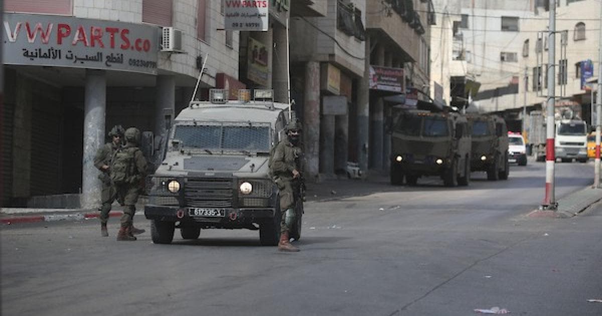 Occupation forces warn Nablus residents amid arms trading arrests