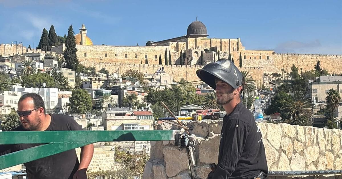 Jerusalem: 220 settlers at Al-Aqsa, Silwan Palestinians isolated, Sheikh Sabri's ban extended