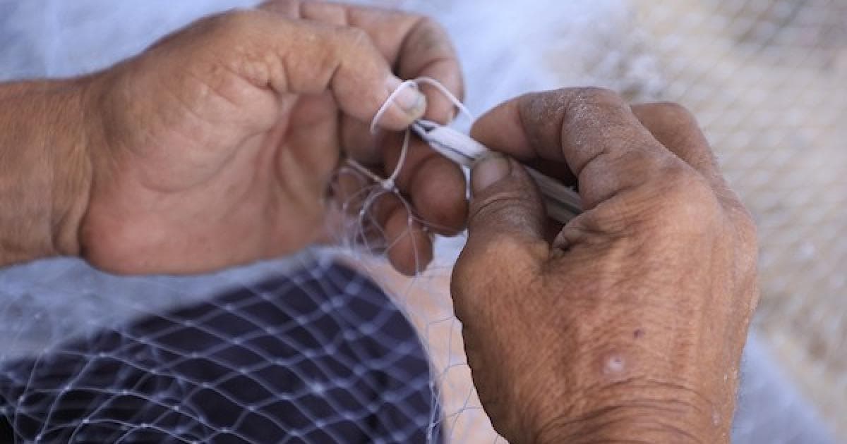 صياد فلسطيني يعيد إصلاح شبكته بغزة