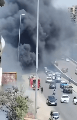 دخان أسود يغطي سماء طرابلس ومناشدات لخطط الطوارئ