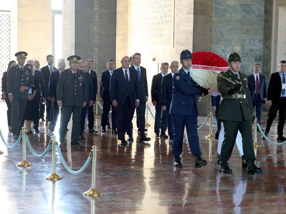 عون يزور ضريح أتاتورك ويؤكد ضرورة الإرادة لبناء الدولة