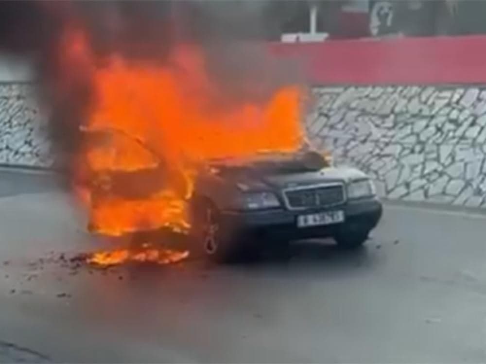 حريق سيارة بعد حاجز على جسر المدفون