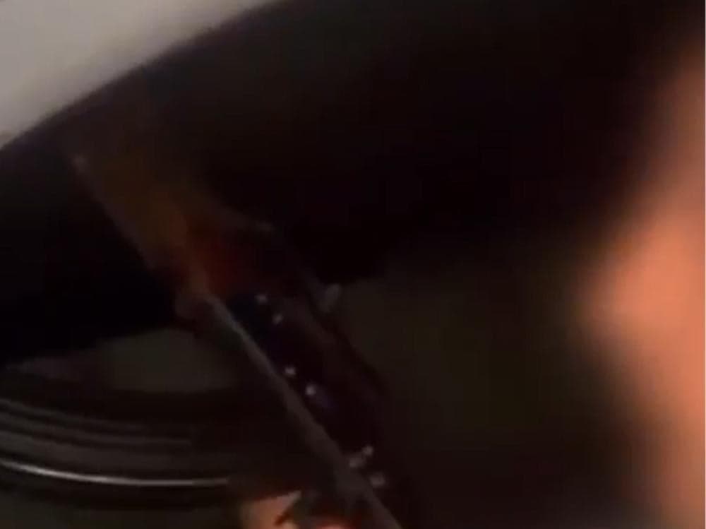 شخص يطلق النار ويتباهى عبر واتساب