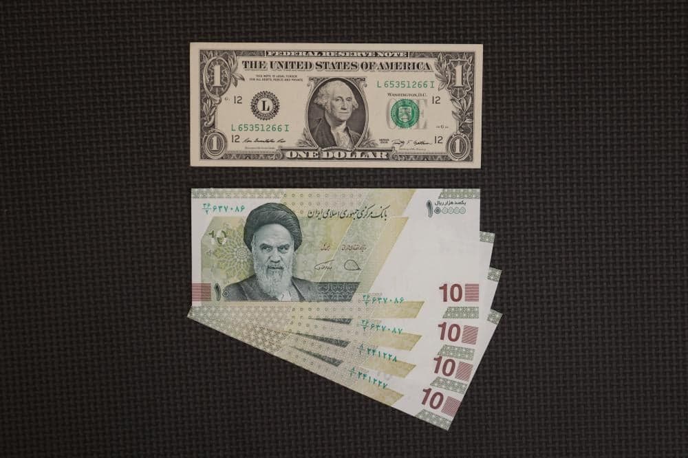 الريال الإيراني يتجاوز 2.5 مليون مقابل الدولار