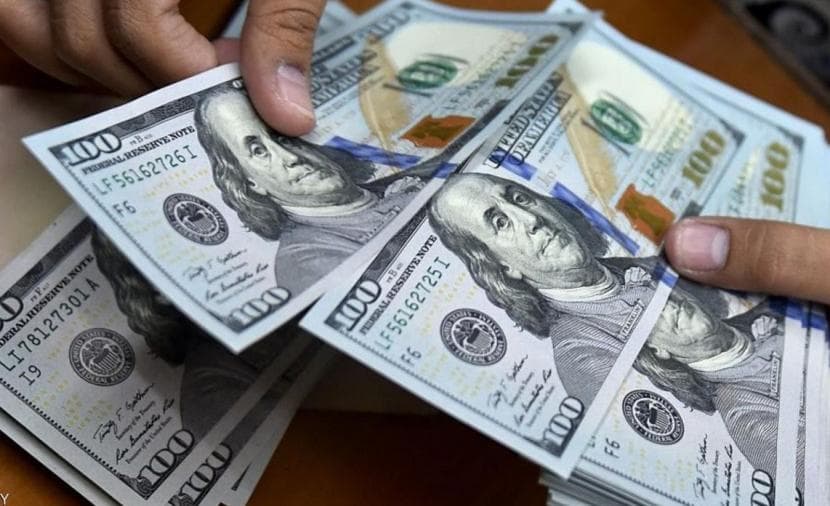 Dollar gains as oil prices rise