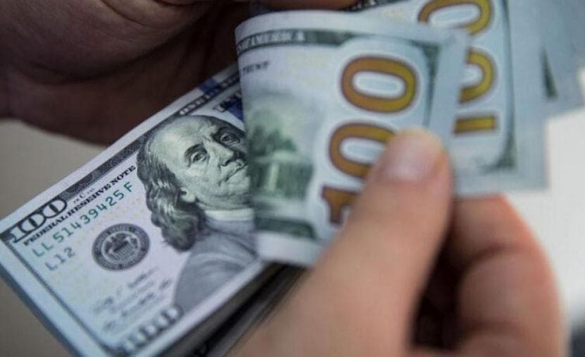 الدولار يهبط بعد توقف هجمات أميركية وإيرانية