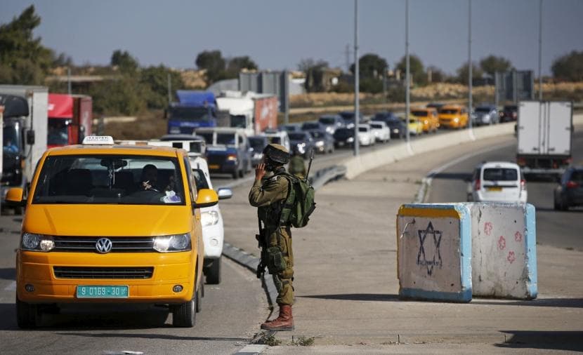 Israeli forces detain vehicles at Beit Iksa checkpoint