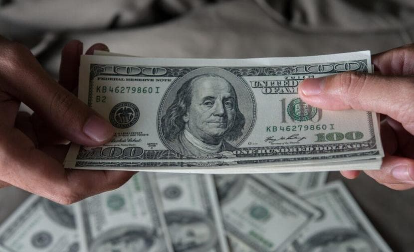 الدولار ثابت مع تراجع توقعات رفع الفائدة