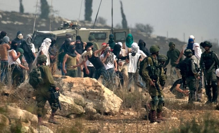 Settlers target vehicles north of Hebron