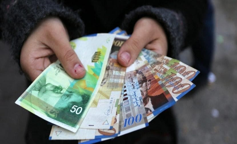 Gaza Police Enforce Currency Regulations