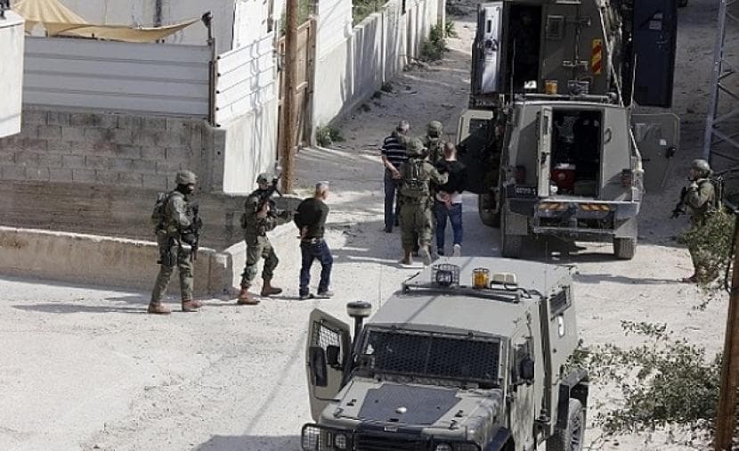 الاحتلال يعتقل موظفي حزما ويستولي على مركبة