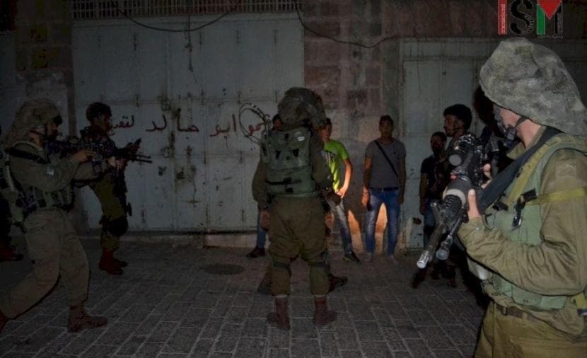 الاحتلال يعتقل شبانا في قلقيلية