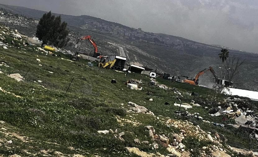 الاحتلال يغلق طرقا زراعية في سلفيت