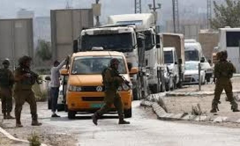 Occupation seals checkpoints around Nablus at 6 pm