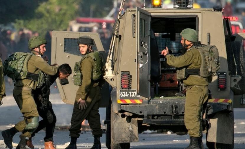 الاحتلال يعتقل مواطنًا في حزما شمال القدس