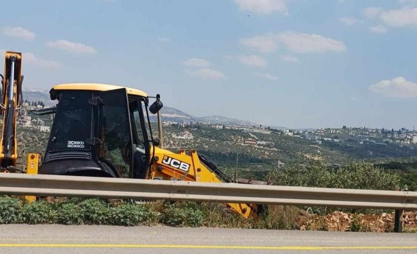 مستوطنون يبنون طريقًا شمال غرب القدس
