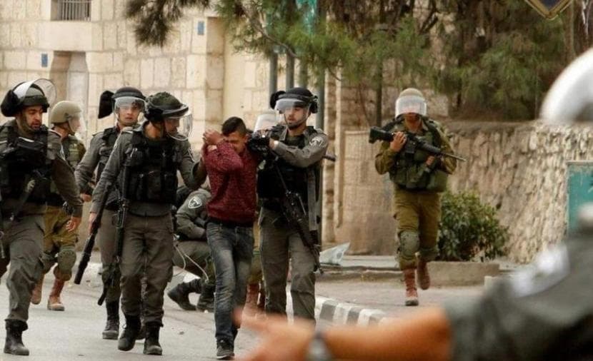 قوات الاحتلال تعتقل شبانًا على حاجز عطارة