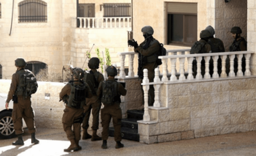 احتلال منزلين في الطيبة وتحويلهما إلى ثكنات