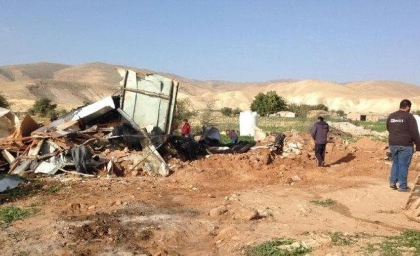 الاحتلال ينقل بيوتًا متنقلة لجنوب جنين
