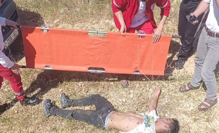 مستوطنون يضرون مواطنًا في الجفتلك