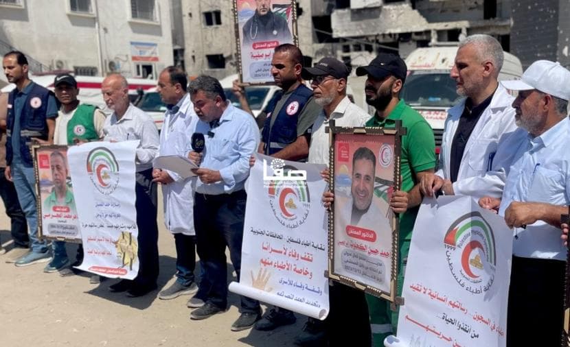 نقابة أطباء فلسطين بغزة تنظم وقفة تضامنية للمطالبة بالإفراج الفوري عن الكوادر الطبية المعتقلة في سجون الاحتلال