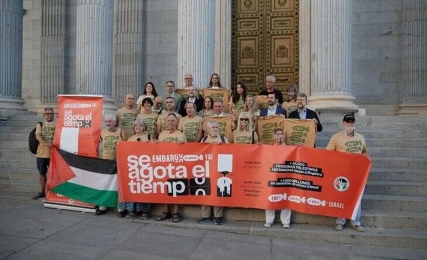 Protest in front of the Spanish Parliament demands halt to arms trade with Israel