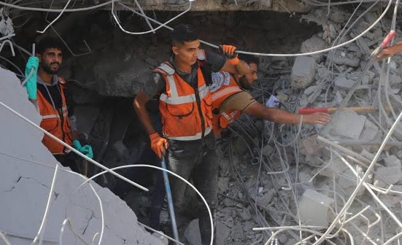 الدفاع المدني يُنقذ رفات 5 شهداء من أنقاض منزل جنوب غزة
