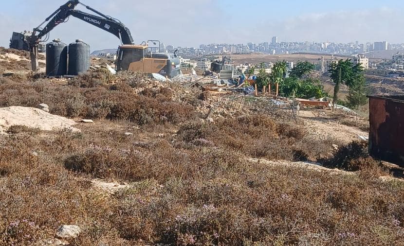 الاحتلال يدمر منازل وحظائر في عرب الكعابنة
