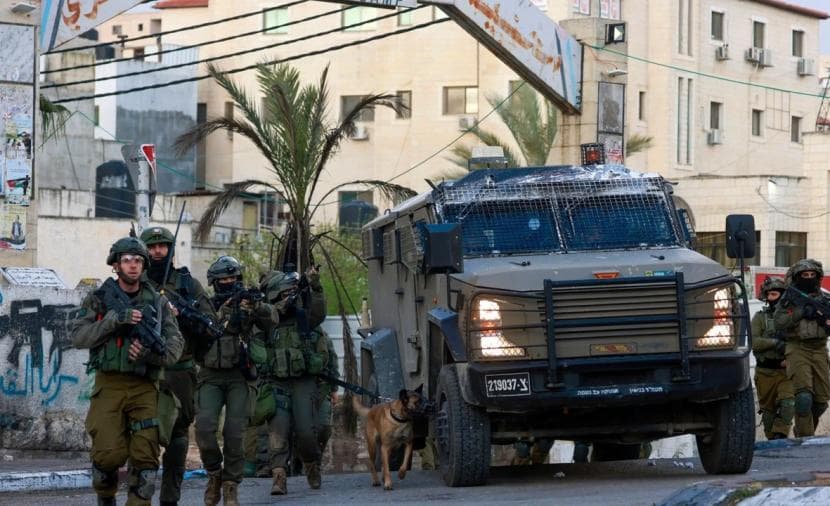 الاحتلال يشن مداهمات واعتقالات في الضفة والقدس
