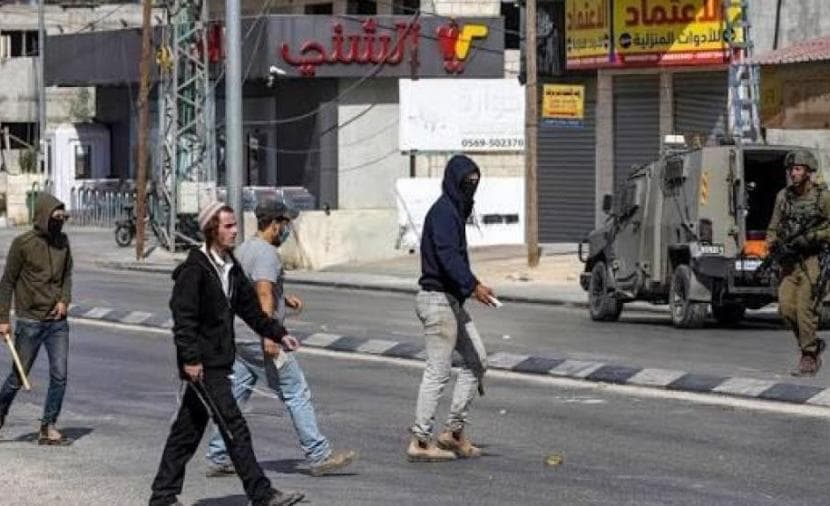 مستوطن يطعن مواطنًا في المعرجات