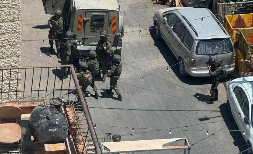 Occupation forces raid Qalandia and detain boy